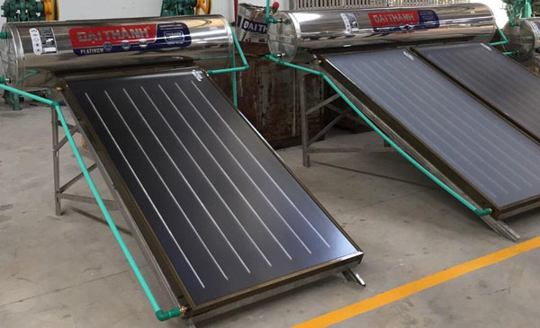 Có nên mua máy nước nóng năng lượng mặt trời loại dùng tấm phẳng hay không?